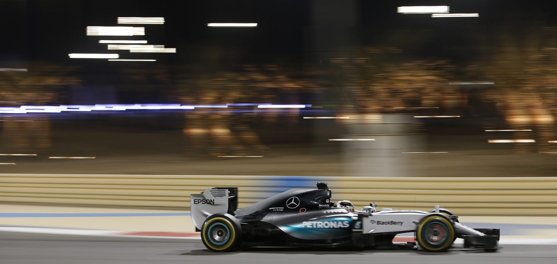 Hamilton continua sem tirar o pé do acelerador no Bahrain