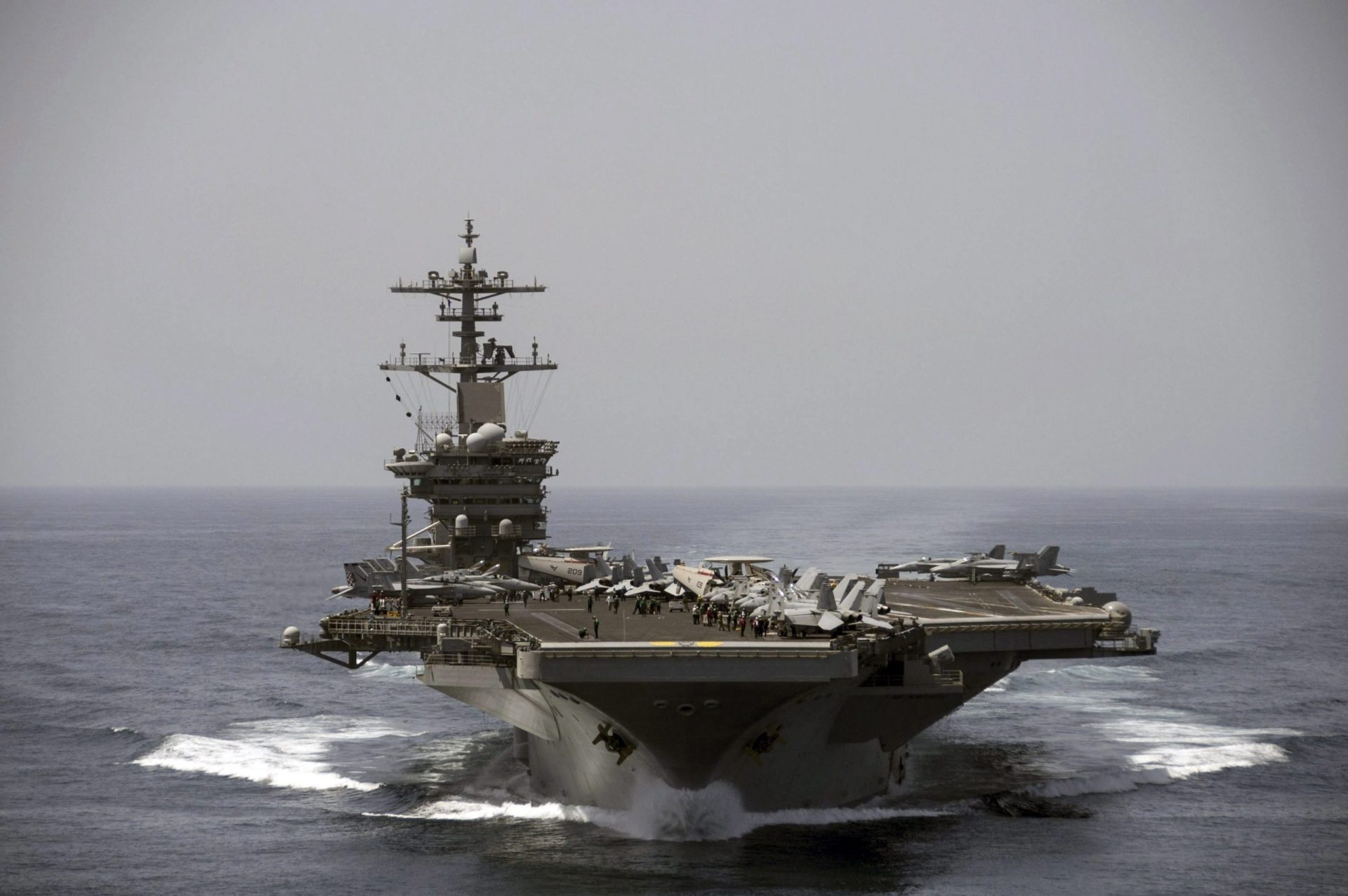 EUA aproximam porta-aviões do Iémen para vigiar navios do Irão