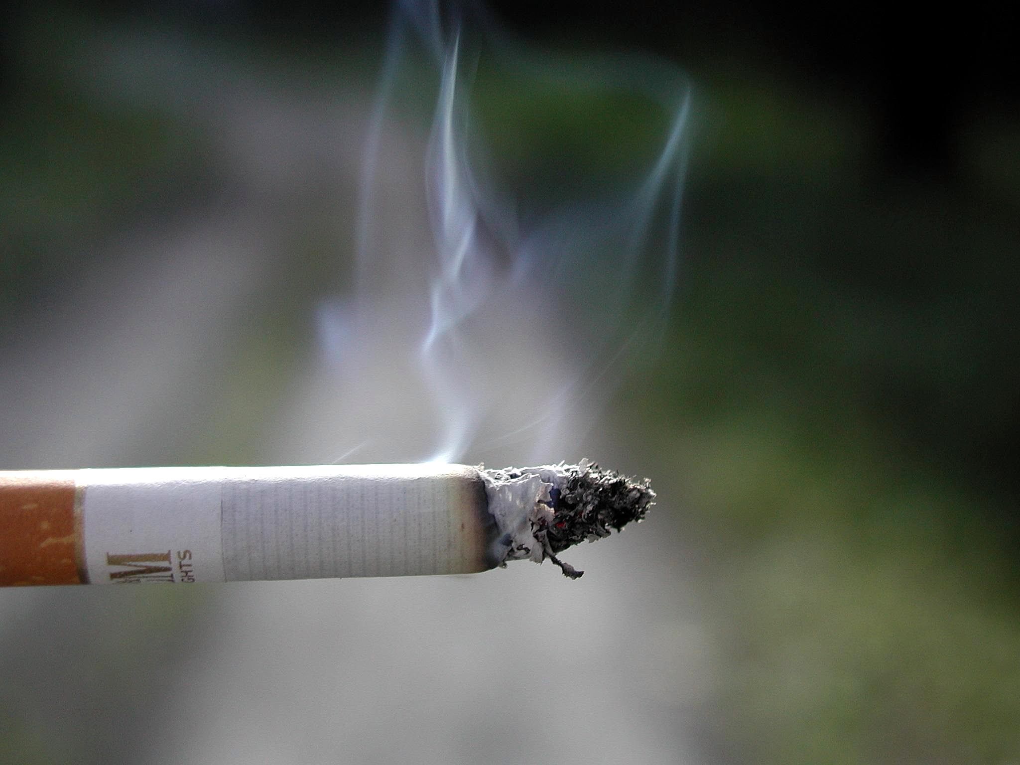 Governo aprova proibição de fumo em espaços públicos fechados