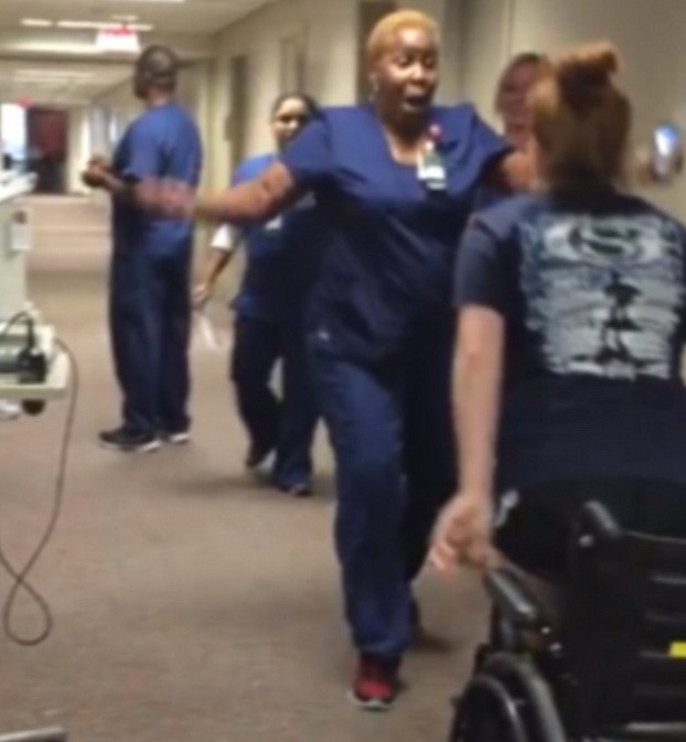 A reacção desta enfermeira está a tornar-se viral