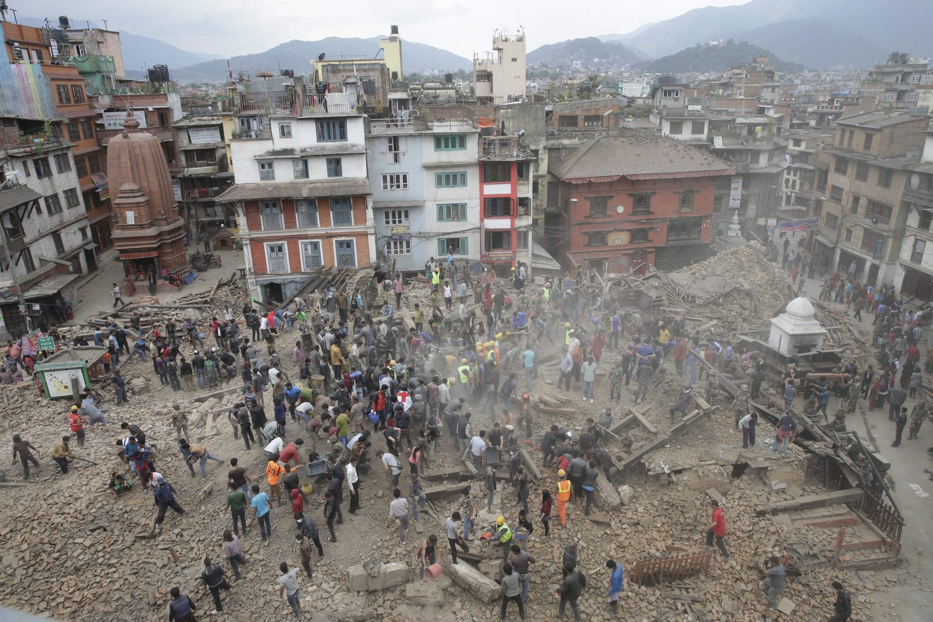 Mais de mil mortos devido ao sismo no Nepal