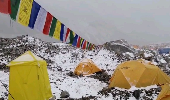 Alpinista filma avalanche no Monte Everest