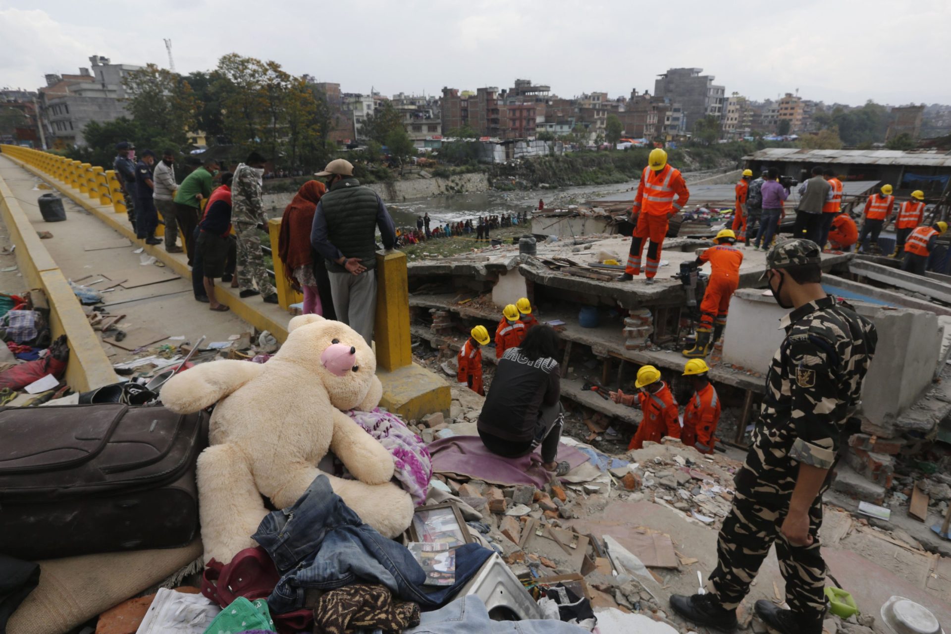 Equipas de resgate tentam chegar às zonas mais remotas do Nepal