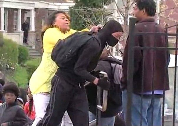 Mãe interrompe protestos em Baltimore