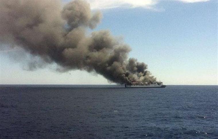 Ferry arde ao largo de Palma de Maiorca