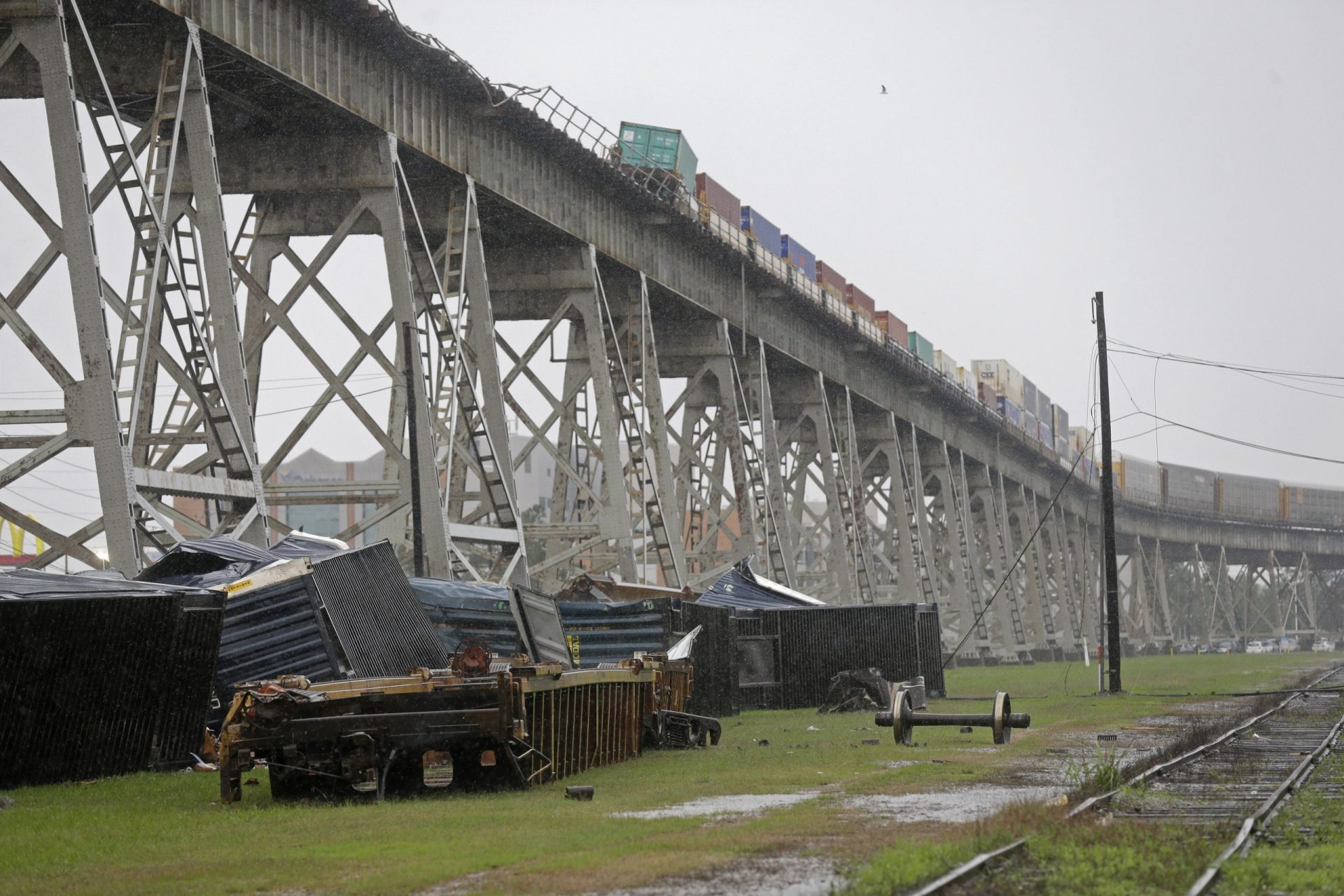 Comboio de mercadorias cai de ponte em tempestade [vídeo]