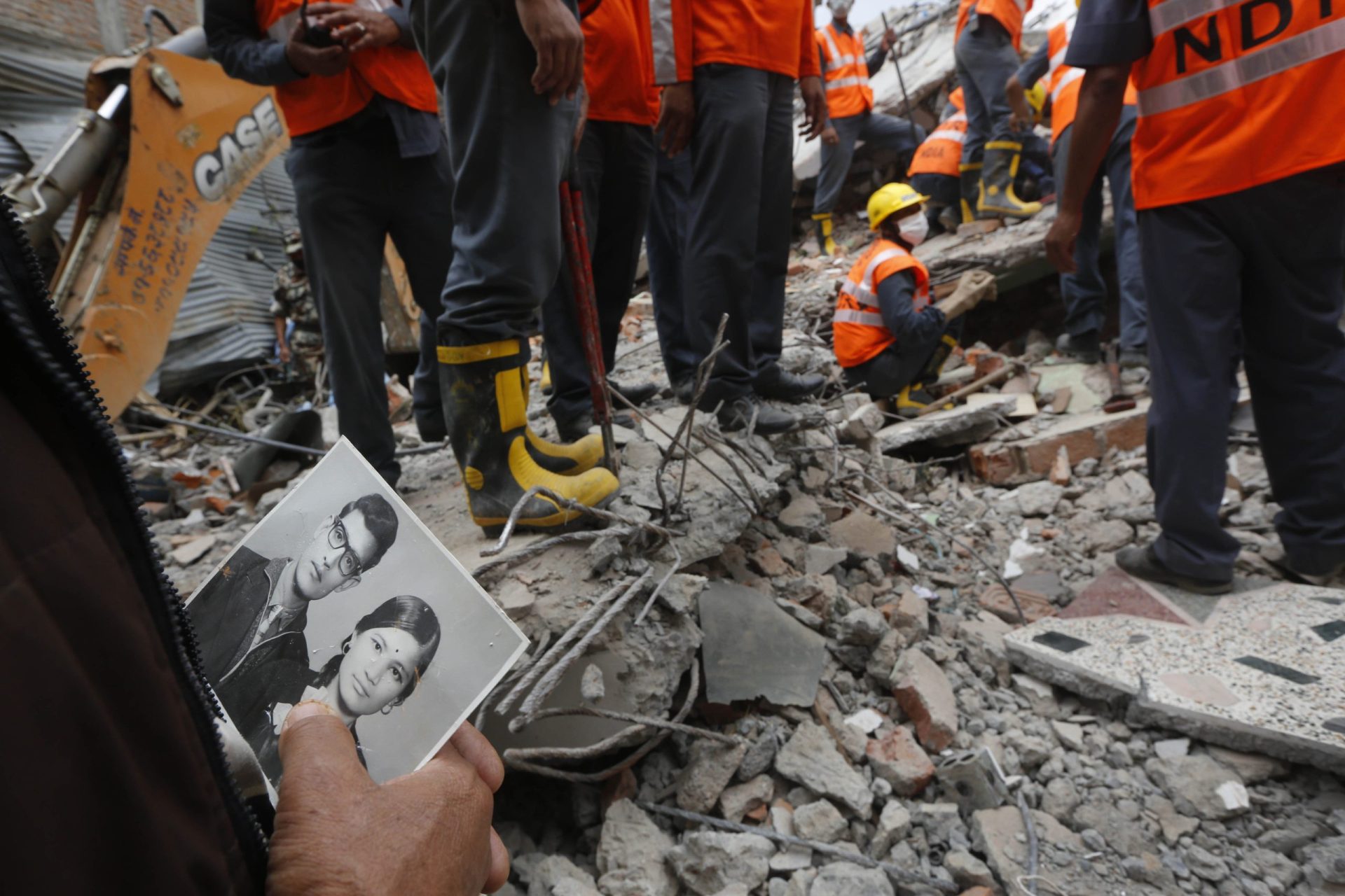 Nepalês encontrado vivo após mais de 80 horas debaixo de escombros