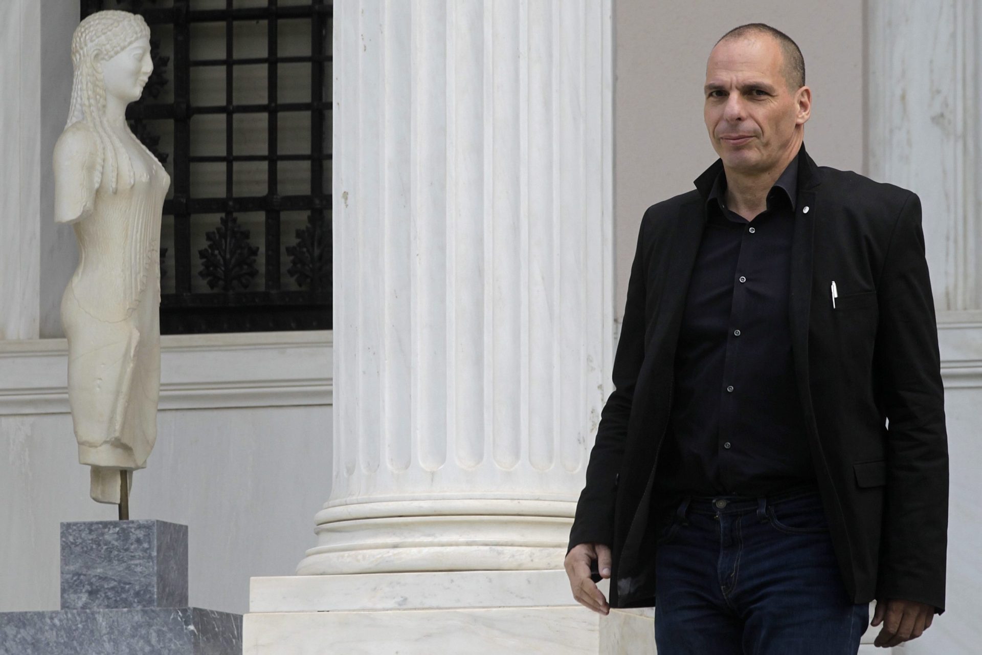 Varoufakis atacado por grupo de anarquistas em restaurante de Atenas