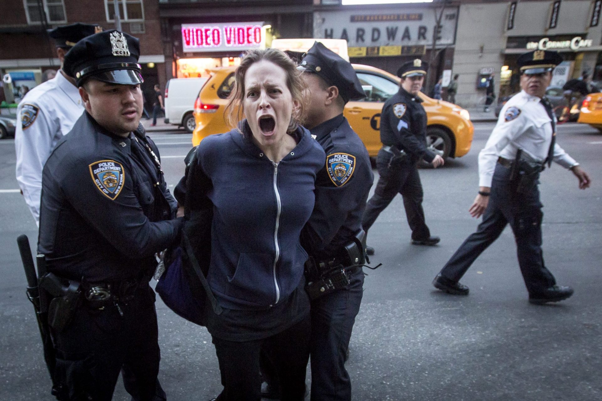 Mais de 100 detidos por protestos contra a violência policial em Nova Iorque