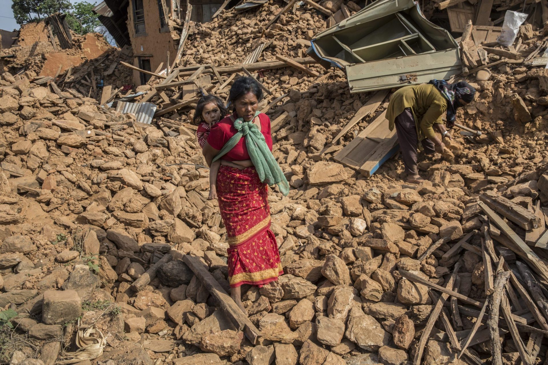 Mulher retirada viva de escombros cinco dias após sismo no Nepal