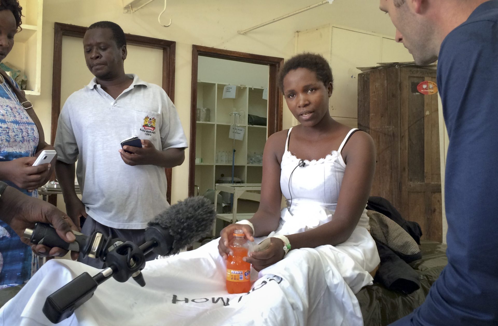 Quénia: Jovem encontrada com vida após massacre que matou 148 pessoas em universidade