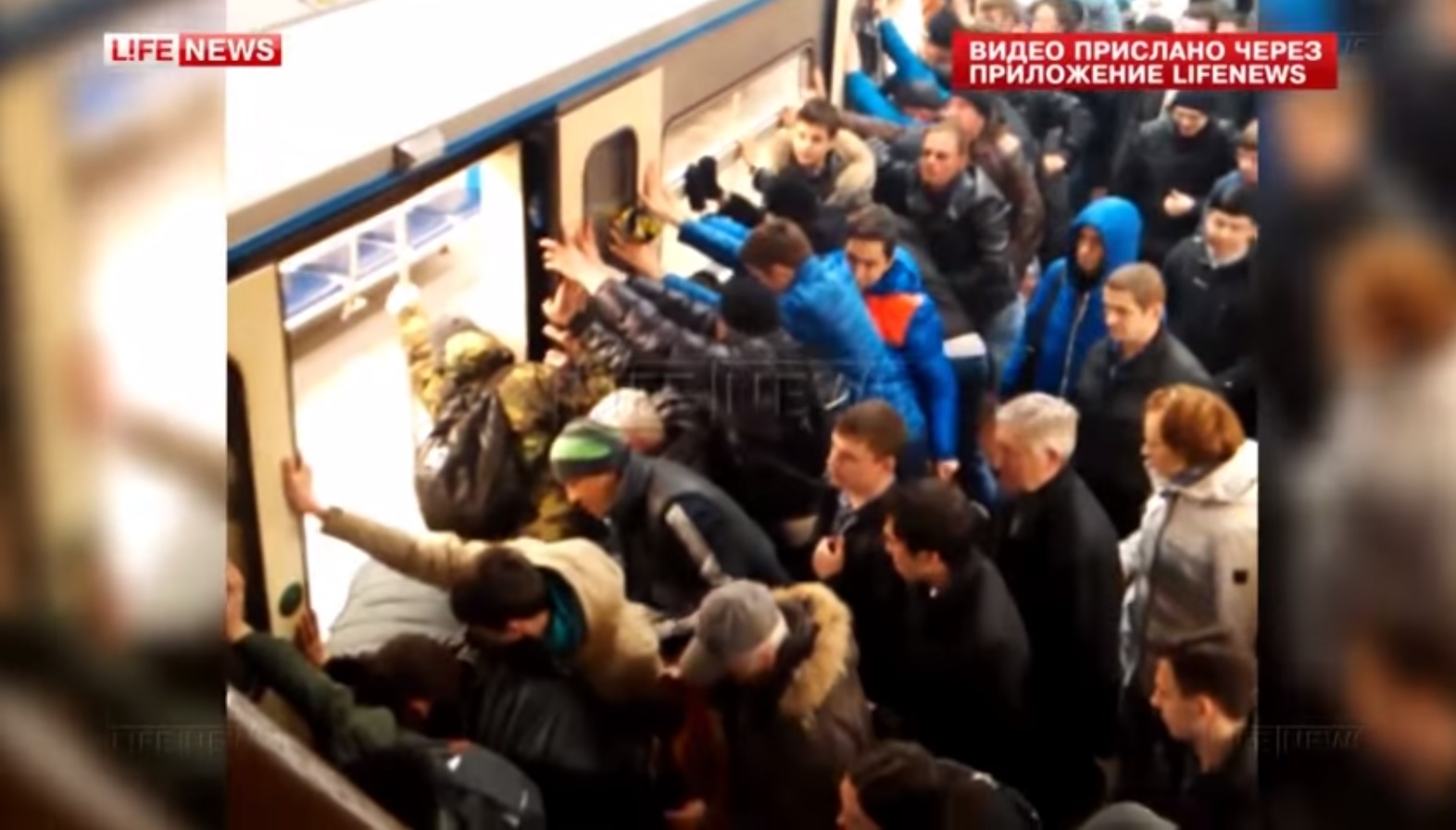 Passageiros unem-se para salvar idosa presa no metro [vídeo]