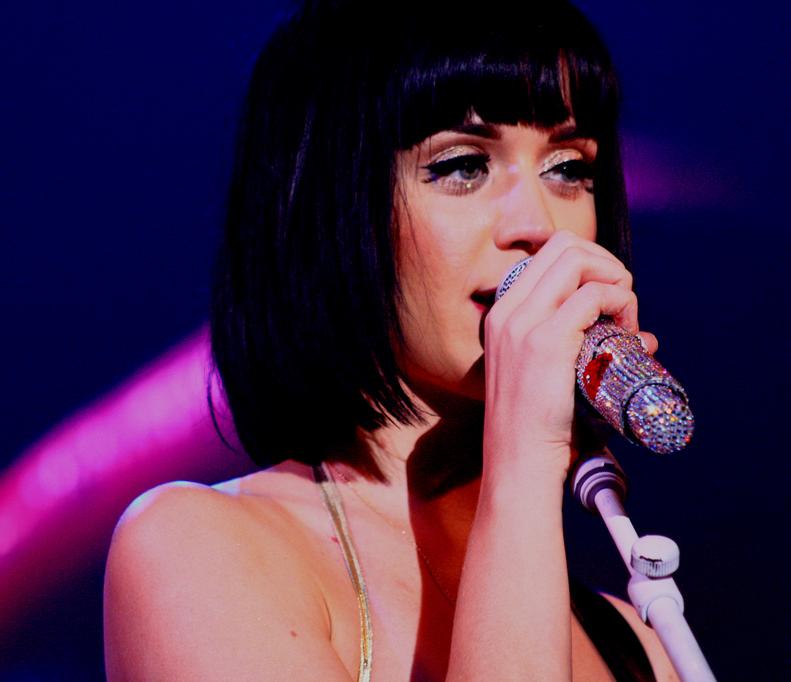 Katy Perry divulga o número de telefone na internet