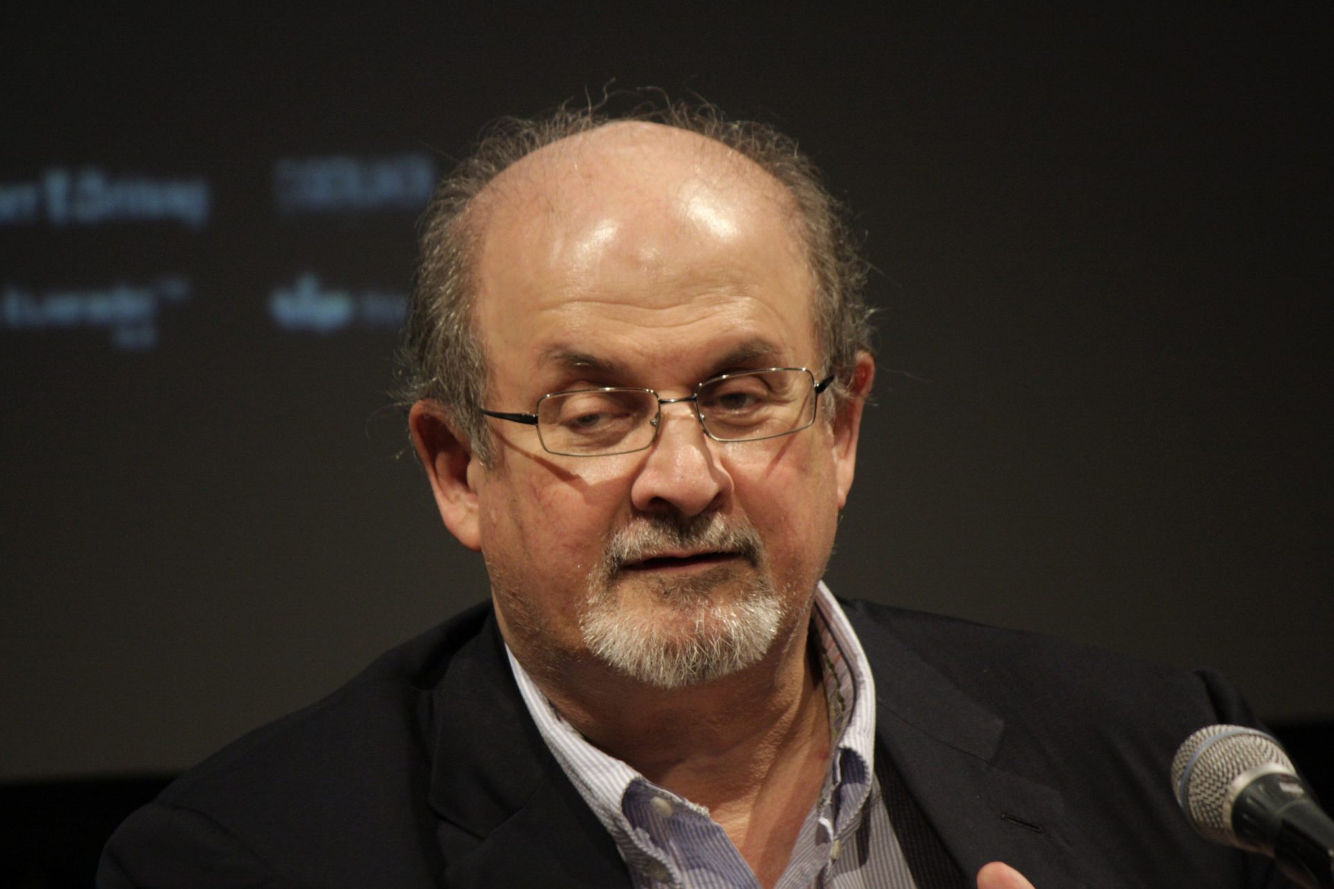 Salman Rushdie ‘apanhado’ a dar más notas a escritores premiados
