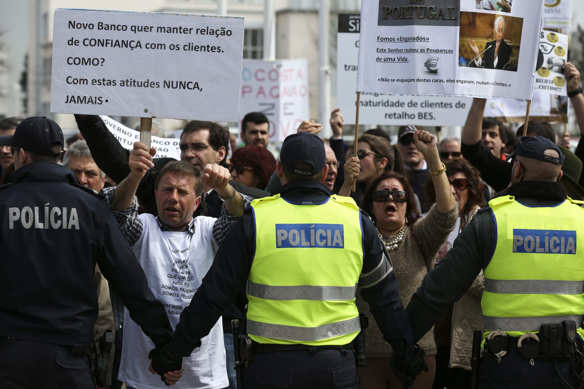 Manifestantes ultrapassam barreira policial e entram na sede do Novo Banco