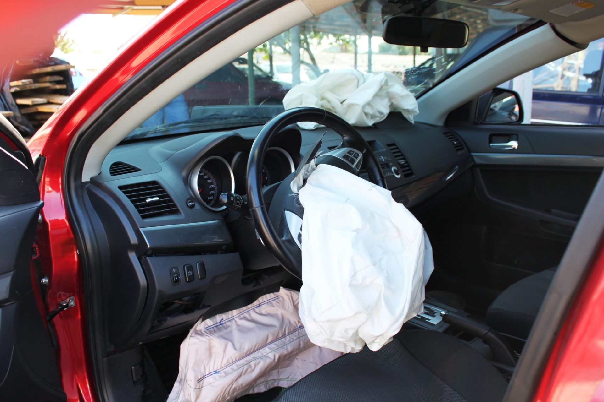 Honda vasculha sucatas para recolher airbags com defeito