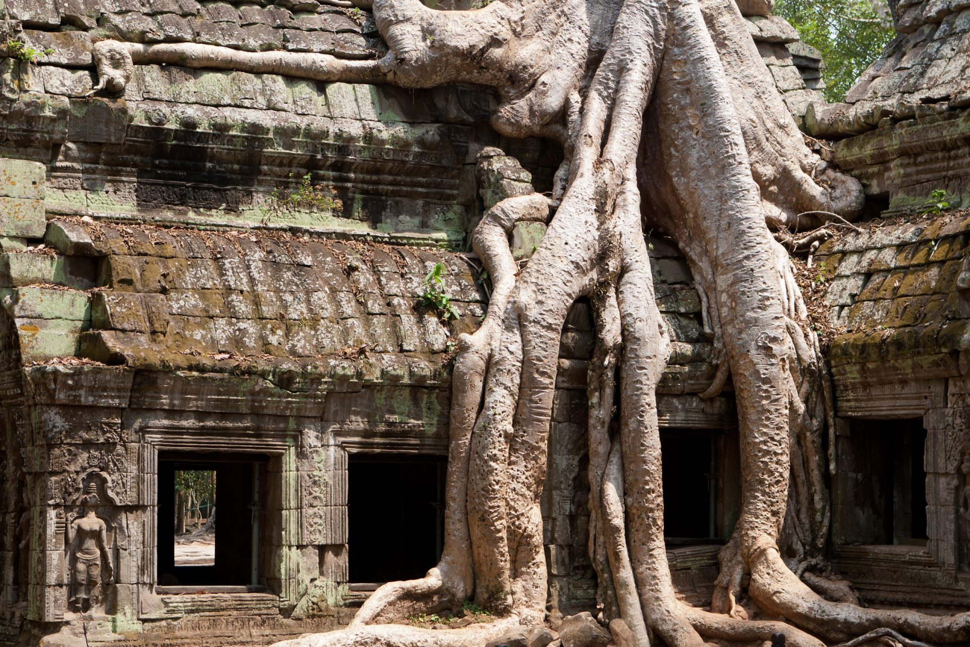 Três turistas detidos no Camboja por posarem nus em templo