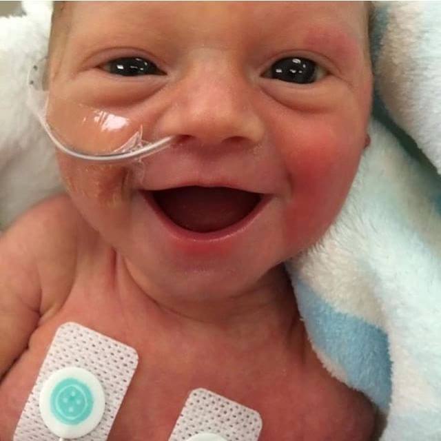 Ninguém consegue ignorar o sorriso desta bebé