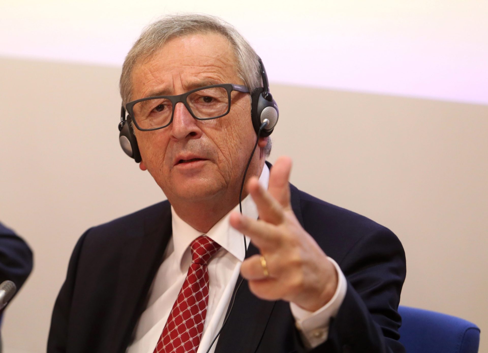 Eleição de Trump traz riscos para a relação entre UE e EUA, diz Juncker