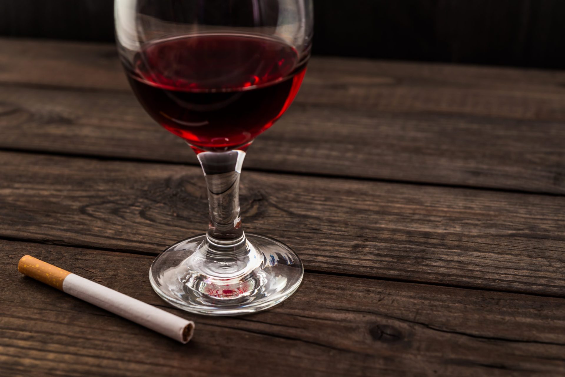Estudo revela que beber vinho tinto antes de fumar traz mais benefícios