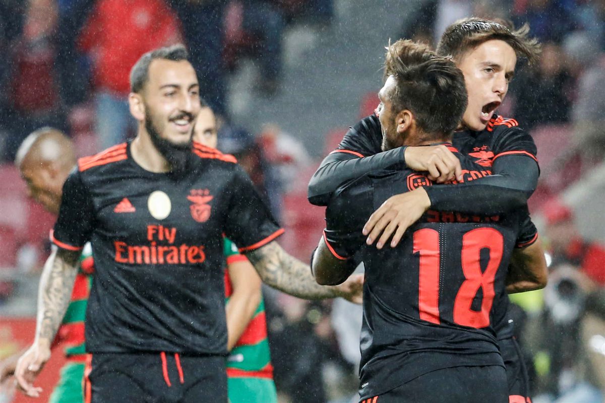 Benfica carimba apuramento com goleada
