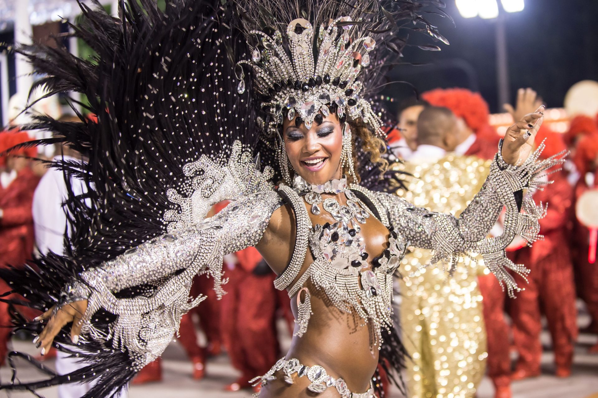 Cortes no Carnaval brasileiro devido à recessão