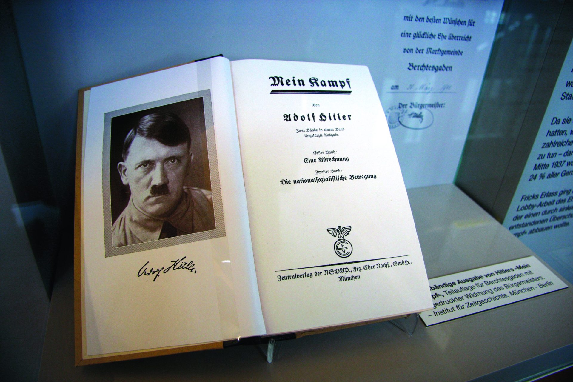 O livro de Hitler já chegou às livrarias portuguesas