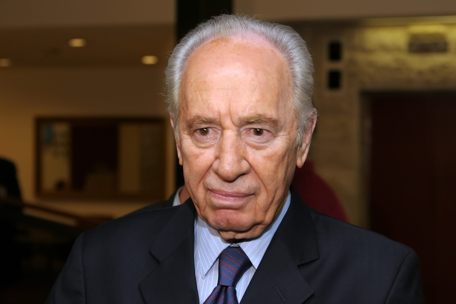 Shimon Peres levado de urgência para o hospital
