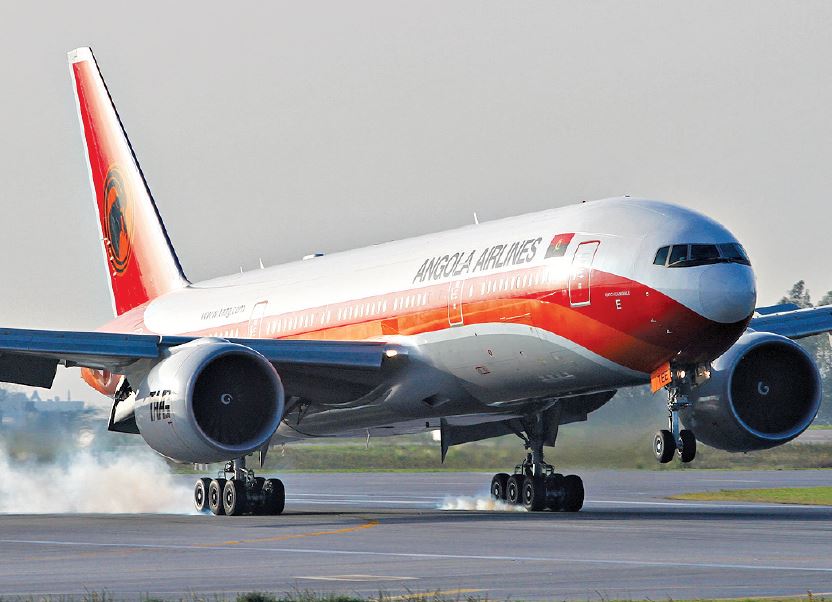 Avião da TAAG choca numa cerca no aeroporto de Lisboa