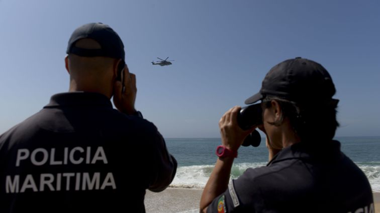 Buscas na praia da Nazaré para encontrar homem desaparecido