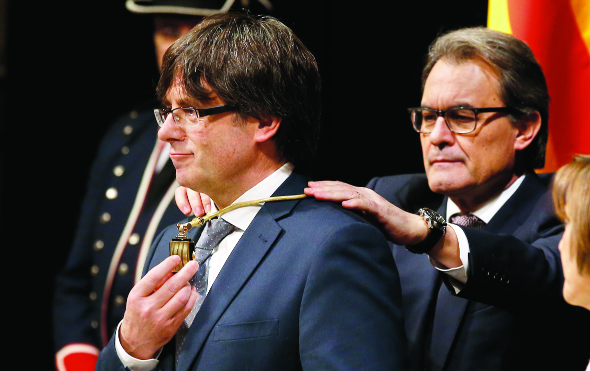 Rebeldia catalã renova ameaça mas dá novo alento a Rajoy