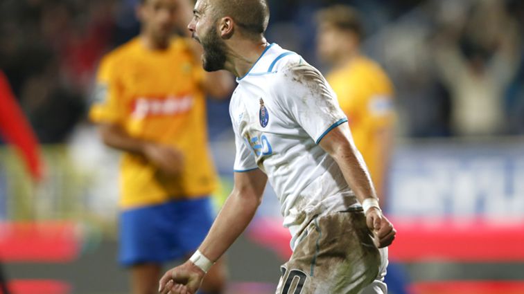 FC Porto vence no Estoril e junta-se ao Benfica no segundo lugar