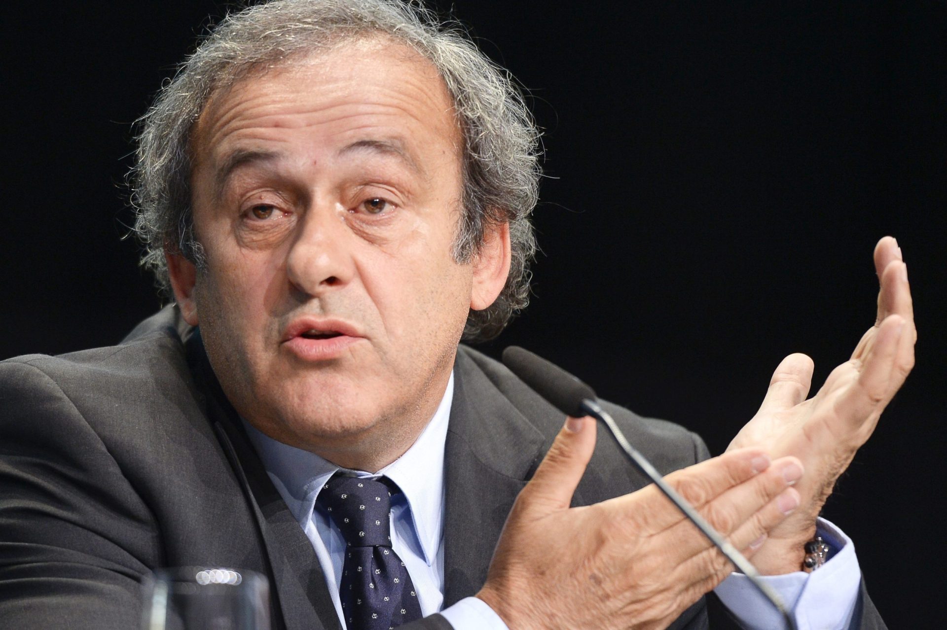 Platini retira candidatura à presidência da FIFA