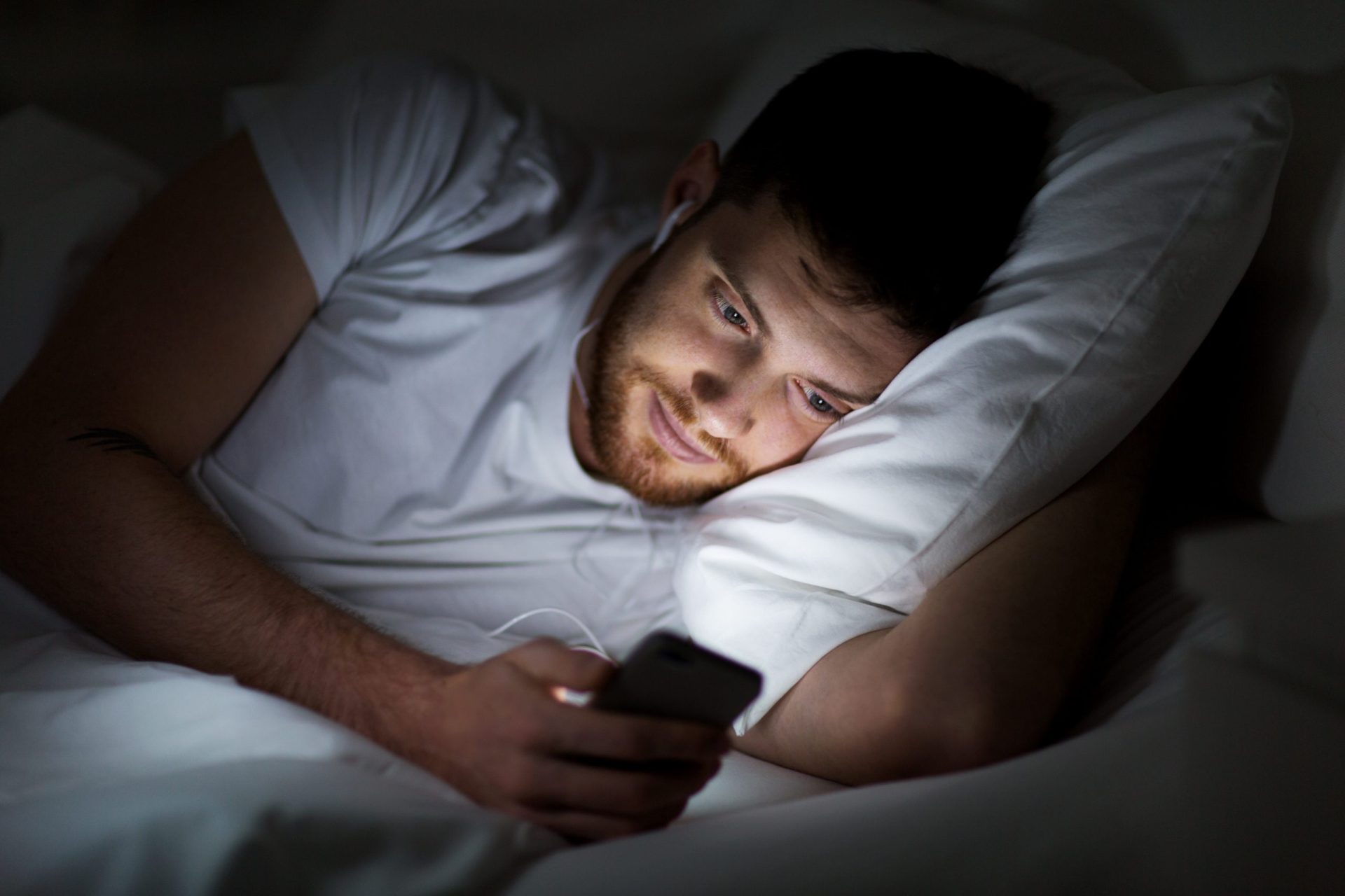 Usar o telemóvel na cama faz muito mal à saúde