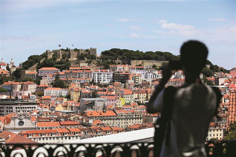 El País sobre Portugal: “Lisboa é a nova casa dos famosos”