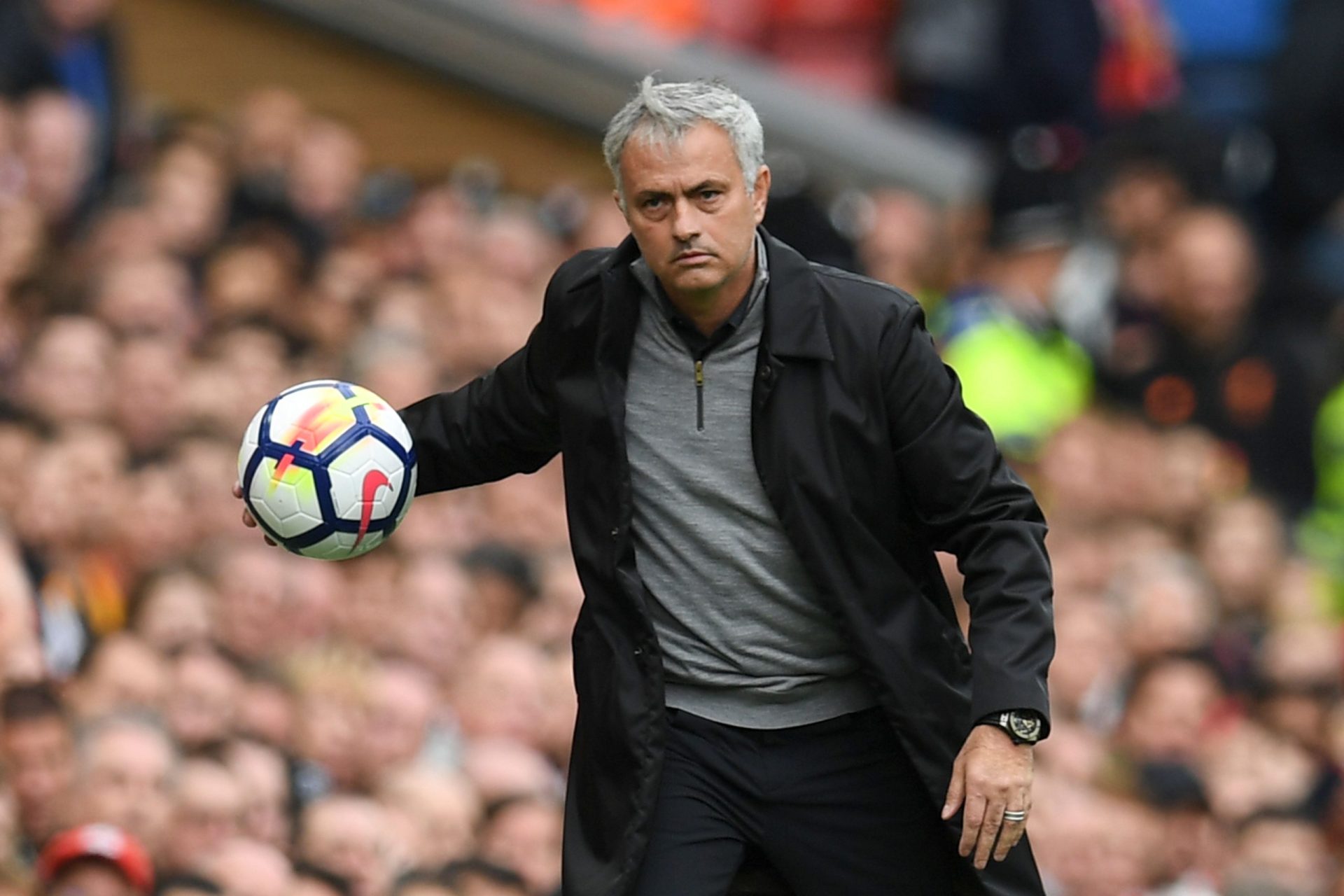 Manchester United de Mourinho empata com Liverpool