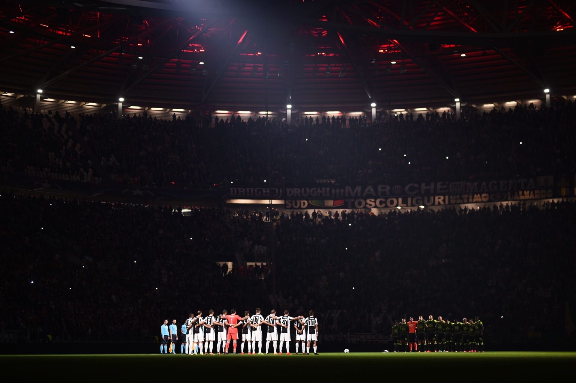 Antes do jogo fez-se um minuto de silêncio no estádio da Juventus e bandeira portuguesa foi exibida