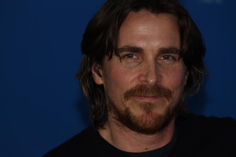Christian Bale surge completamente irreconhecível [Foto]
