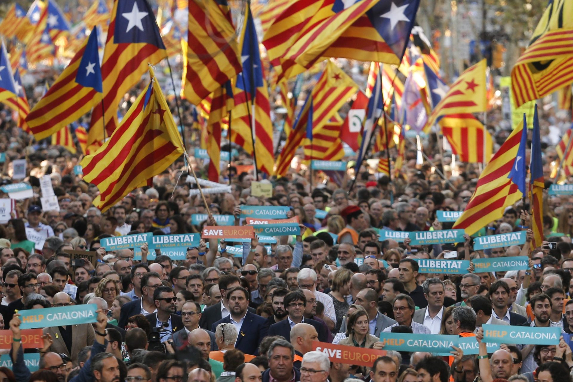 Catalunha. Dezenas de milhares em manifesto em Barcelona contra decisão de Madrid