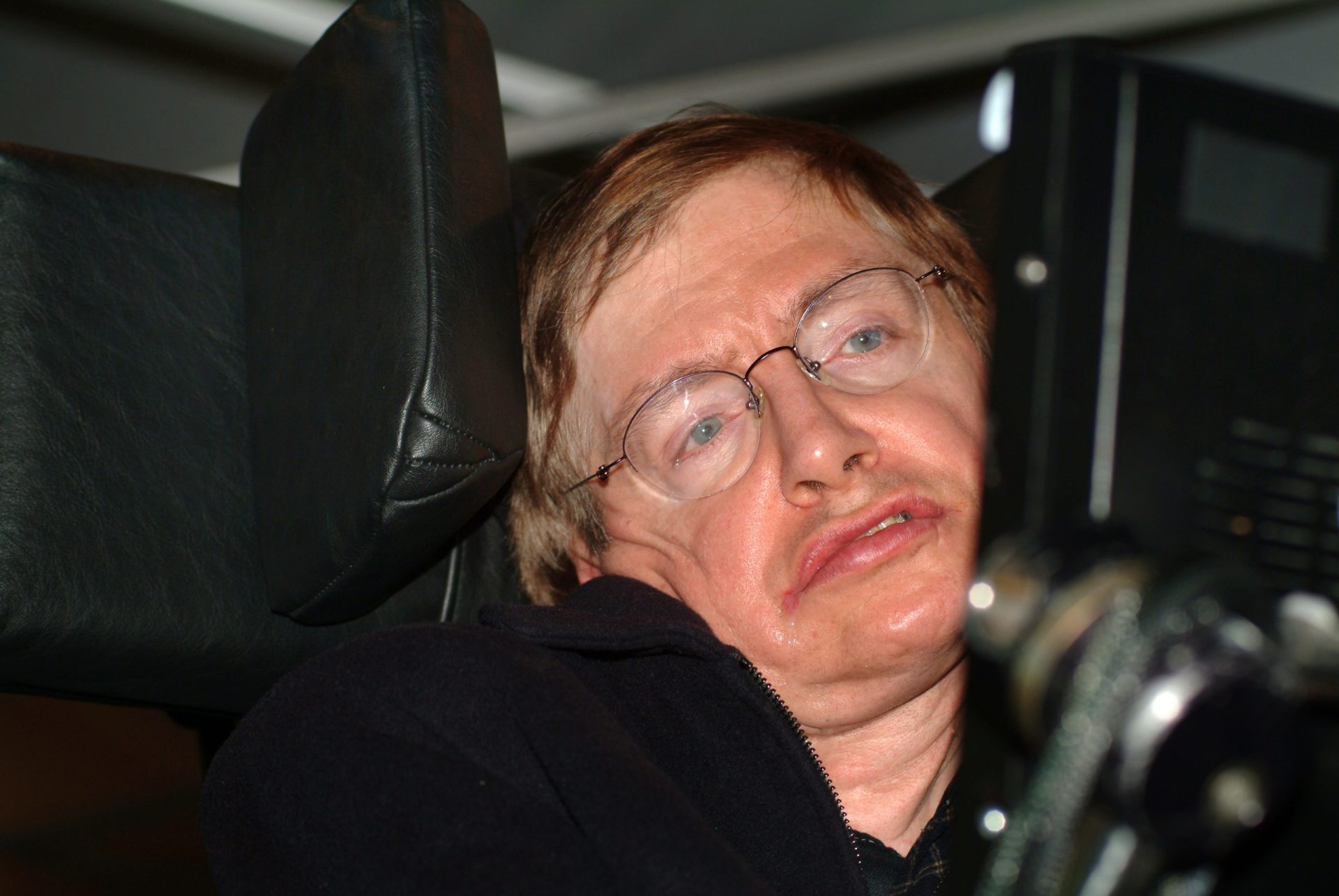 Tese de Stephen Hawking bloqueia site da Universidade de Cambridge