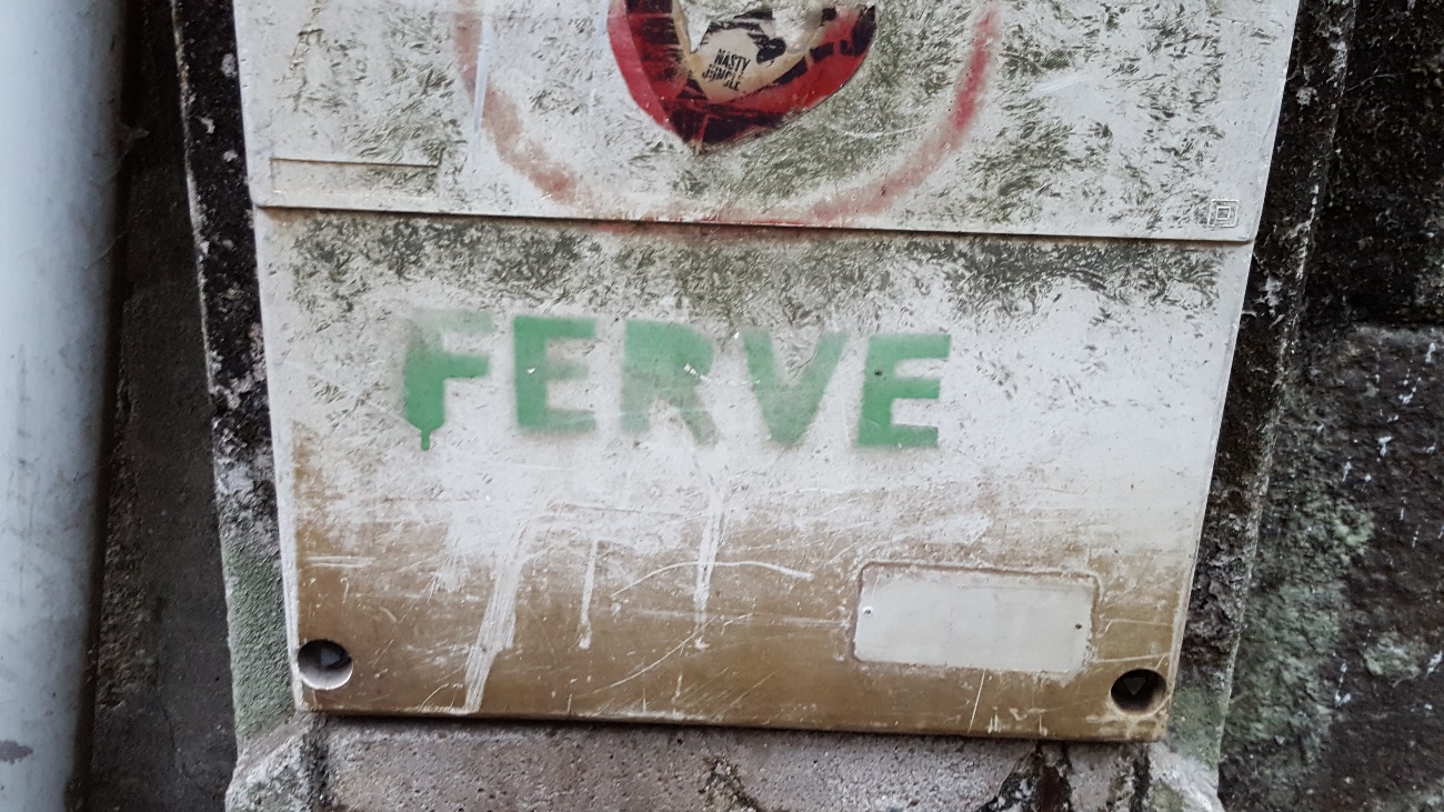 Esta palavra, pintada na parede de uma rua do Porto quererá dizer o quê? O que «ferve»?