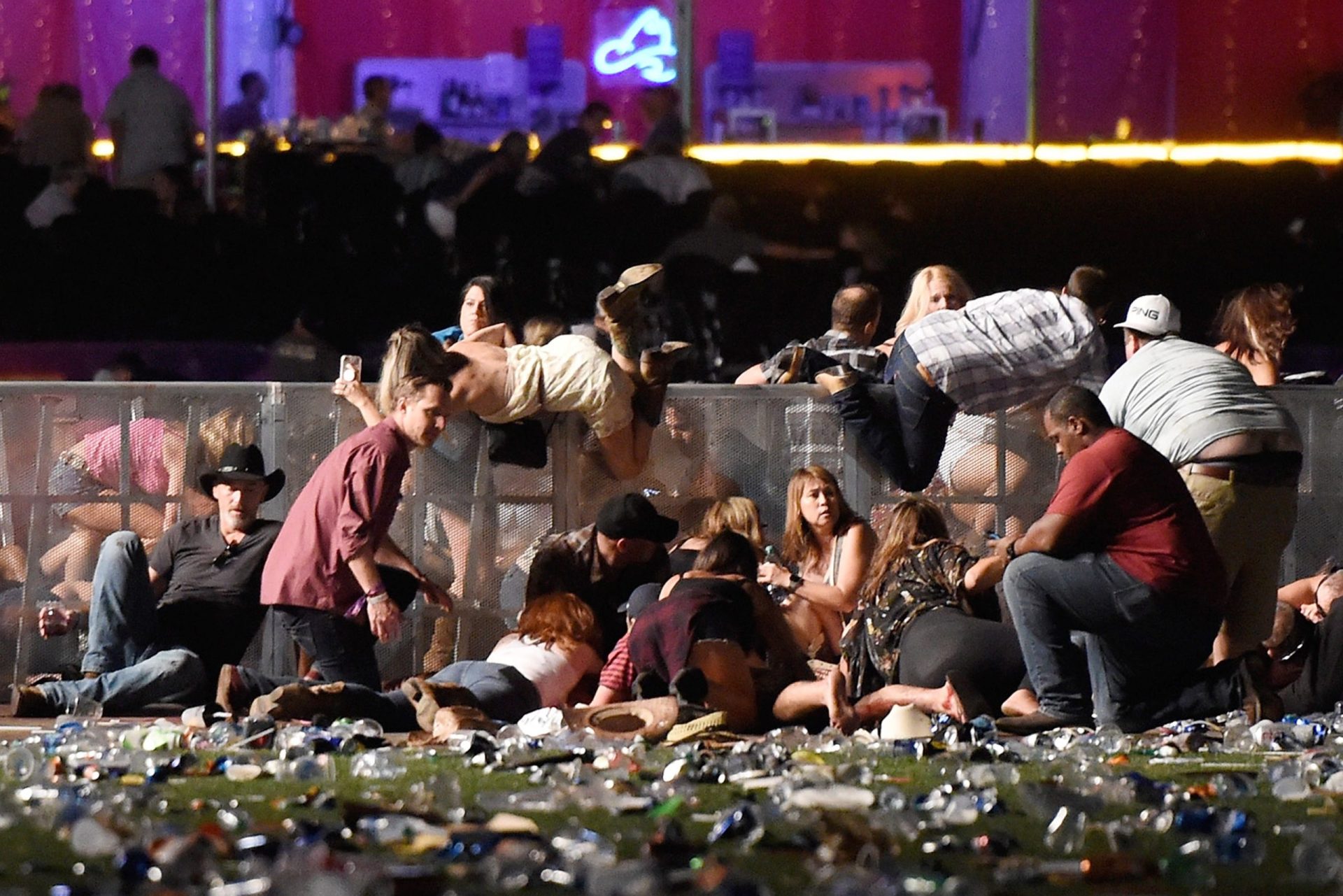 Vídeos mostram multidão em pânico durante tiroteio em Las Vegas