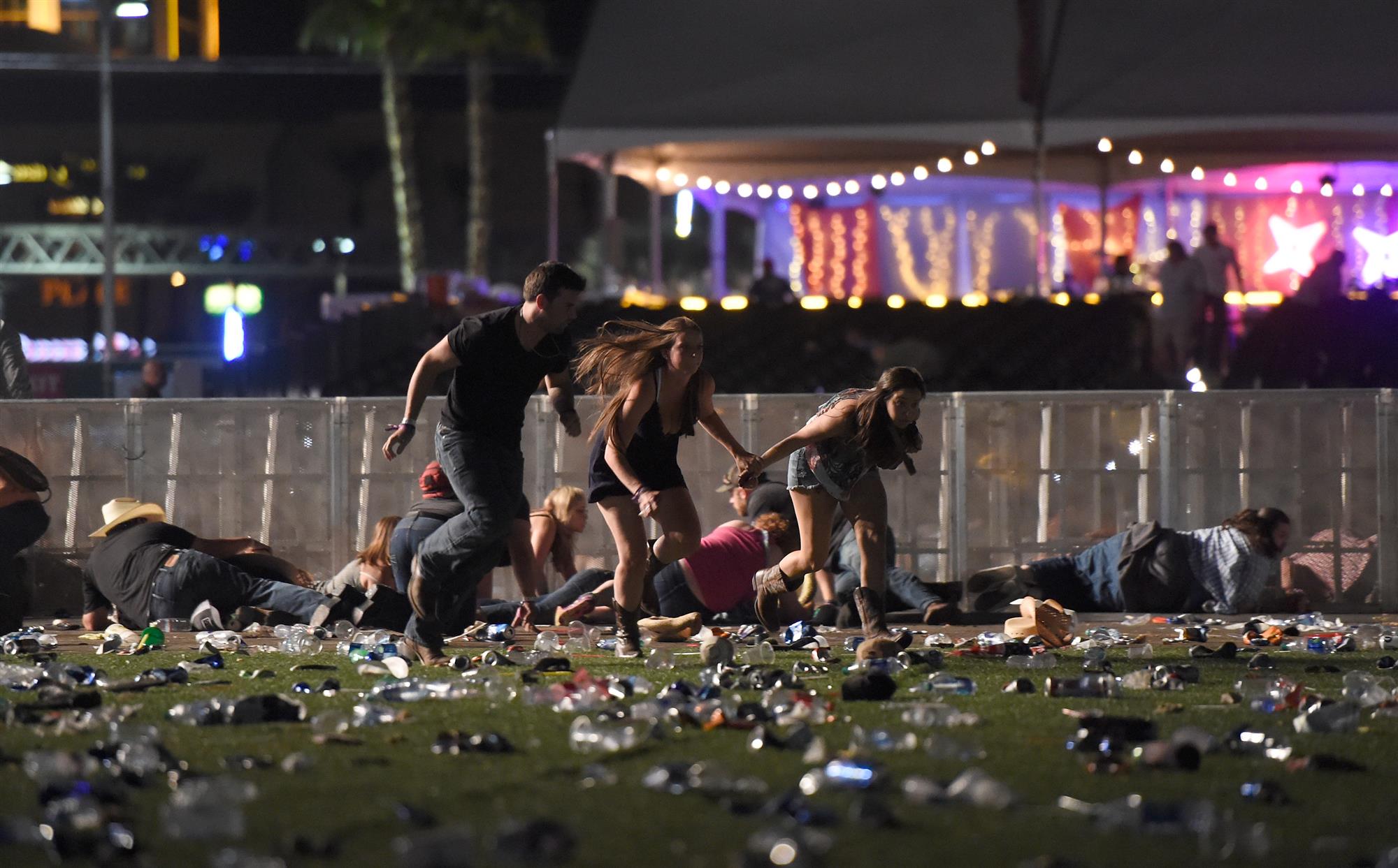Número de mortes em tiroteio em Las Vegas sobe para 50 e faz mais de 400 feridos