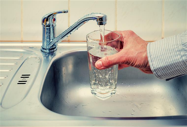 Portugueses podem beber água da torneira “com confiança”, garante regulador