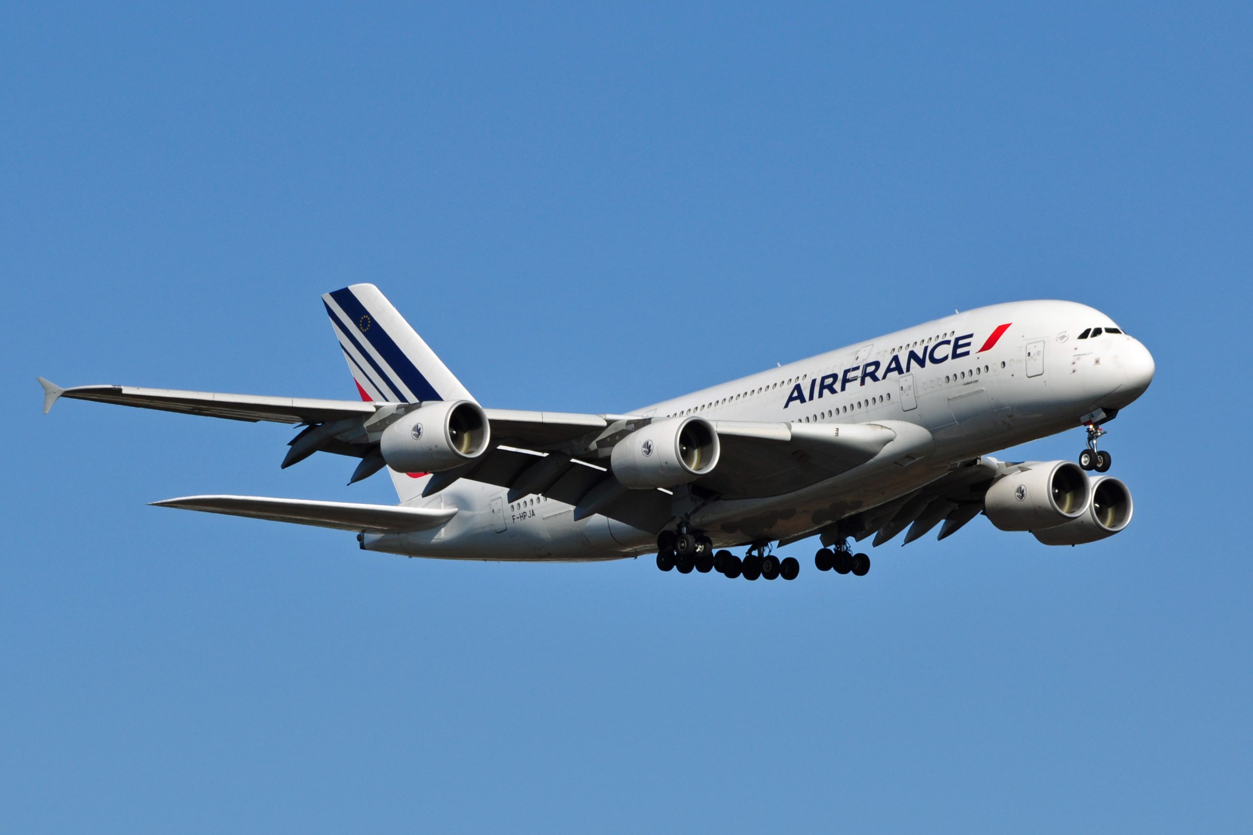 Motor de avião da Air France explode durante voo e obriga a aterragem de emergência