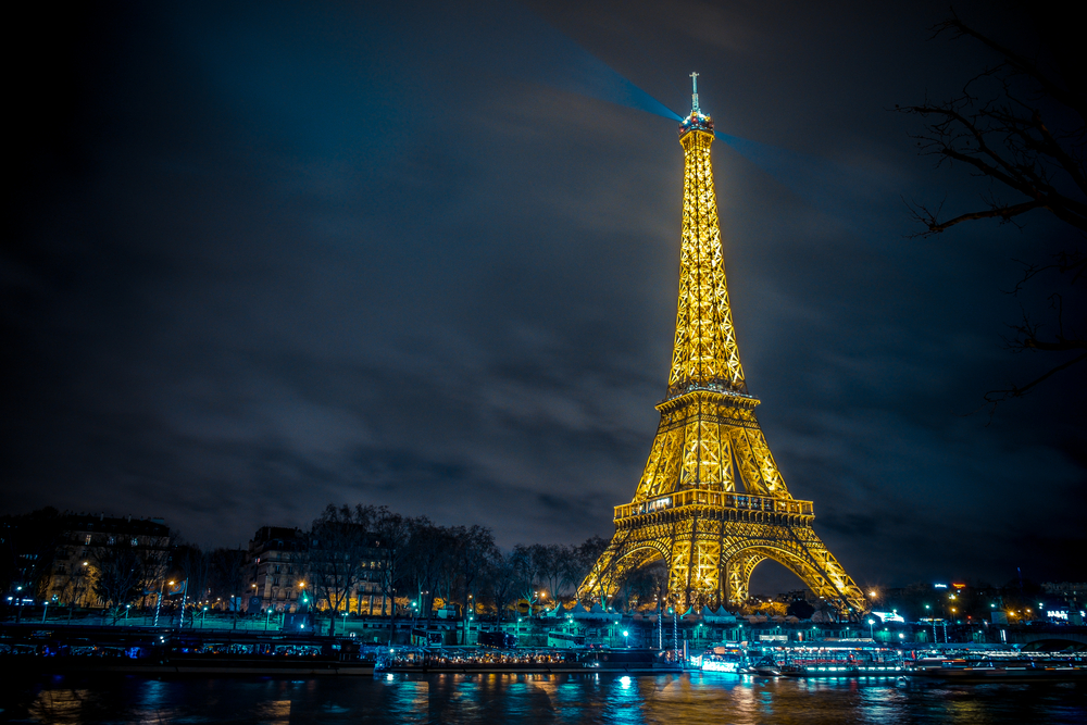 Esta noite, a Torre Eiffel vai ficar às escuras