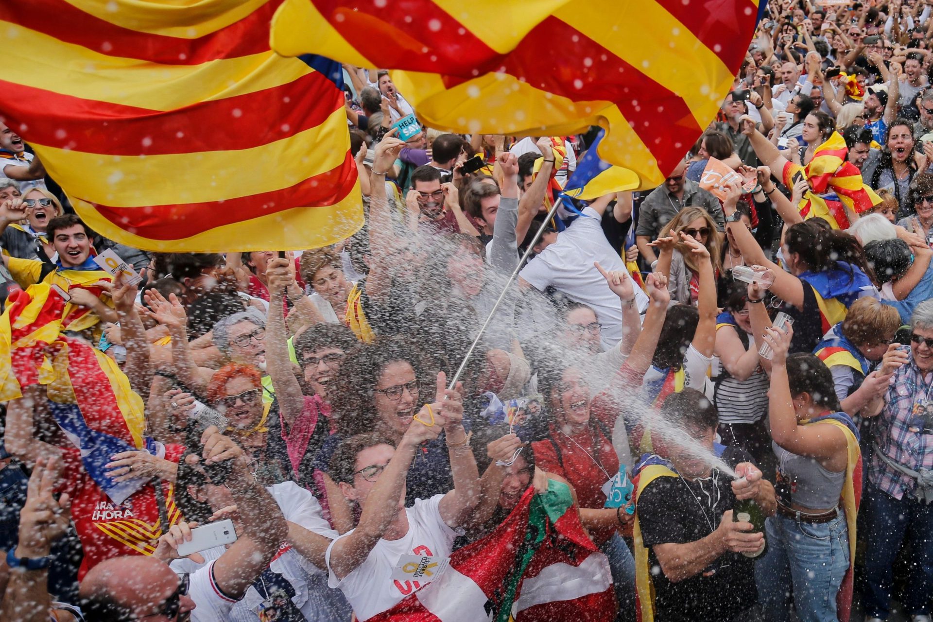 Catalunha. Parlamento catalão declarou a República depois de votação secreta