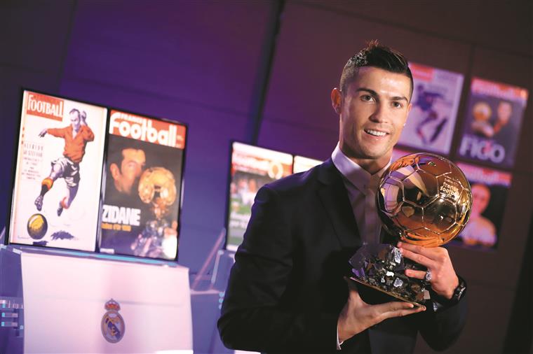 Sabe quanto vale a réplica da Bola de Ouro de Ronaldo?