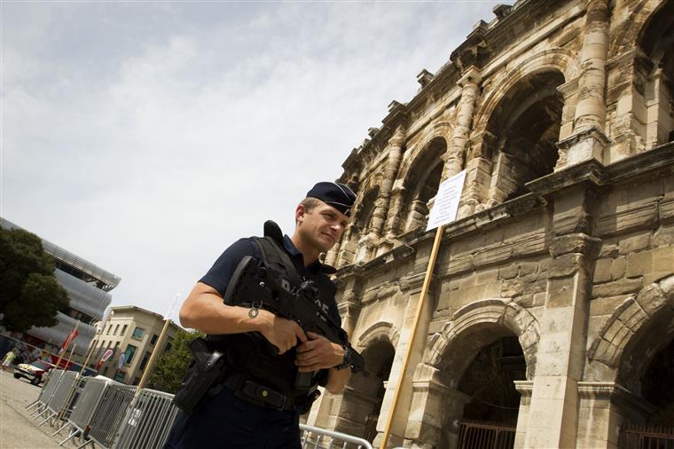 França. Polícia deteve 5 suspeitos de preparem ataque terrorista em bairro de Paris