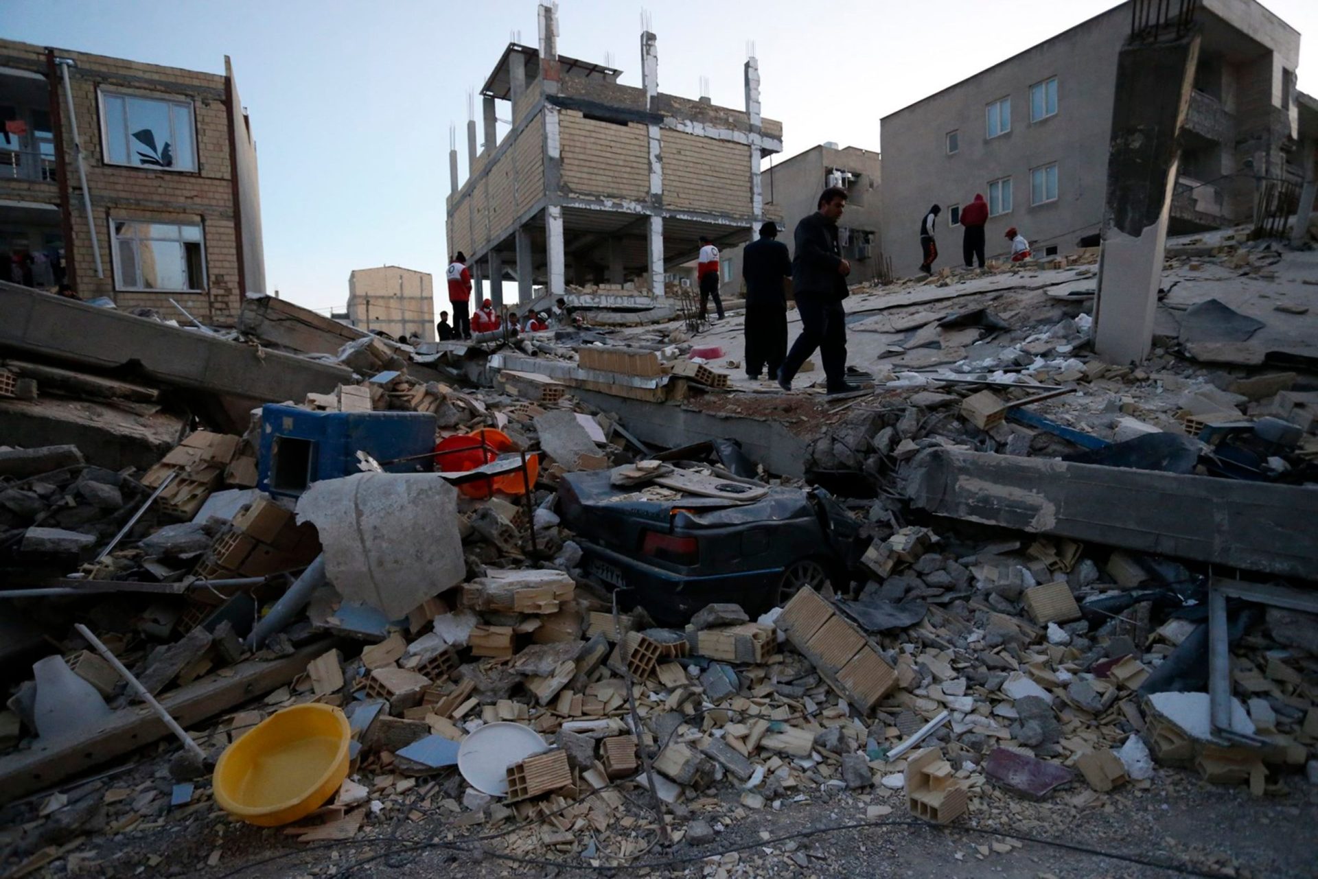 As imagens do sismo no Irão que já matou mais de 400 pessoas [Fotogaleria]